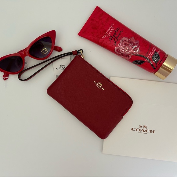 BNWT Coach Red Leather Wristlet - Picture 2 of 6
